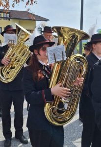 Sarah an der Tuba